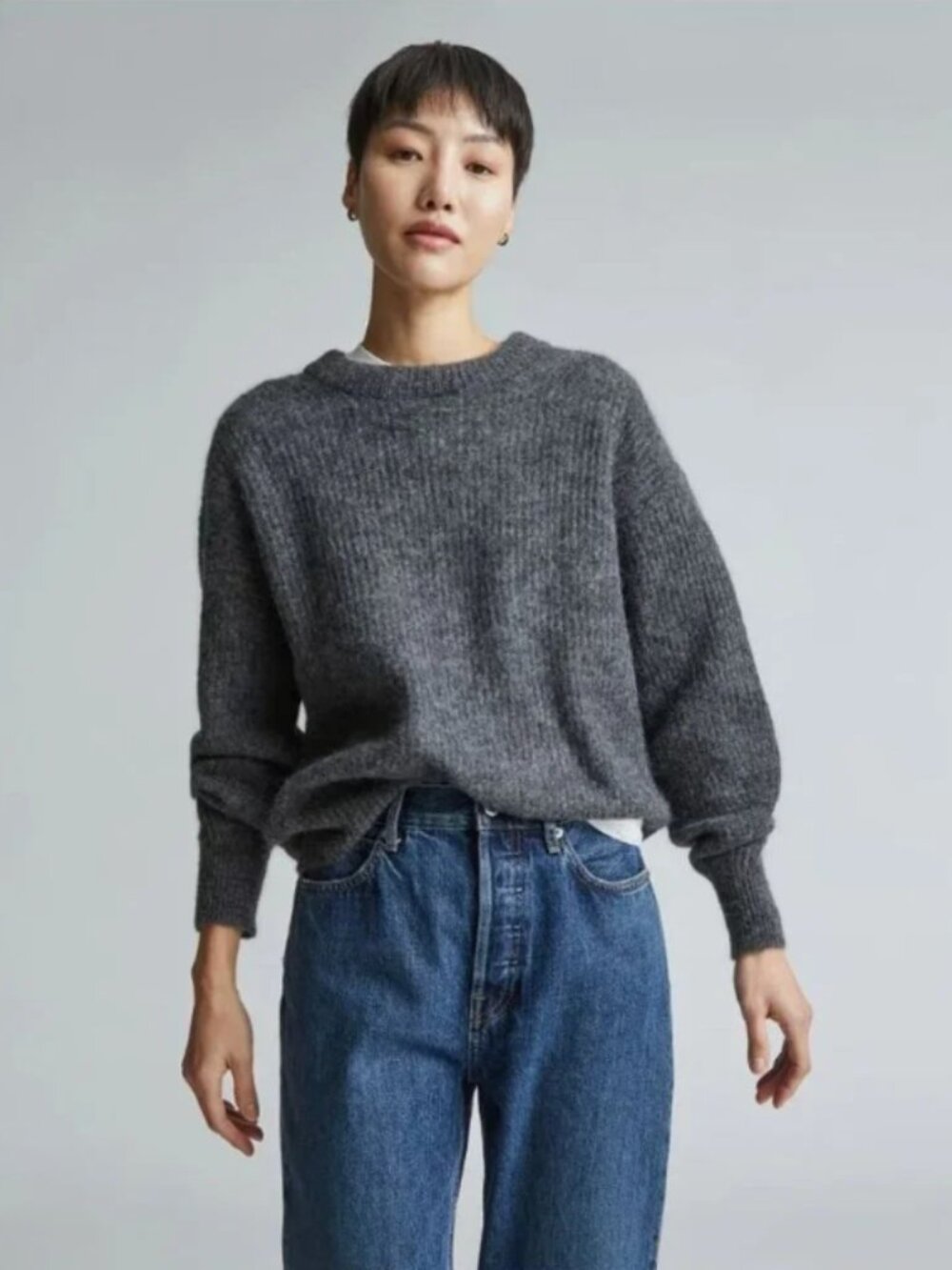 Everlane | The Alpaca Crew Sweater in Heather Charcoal